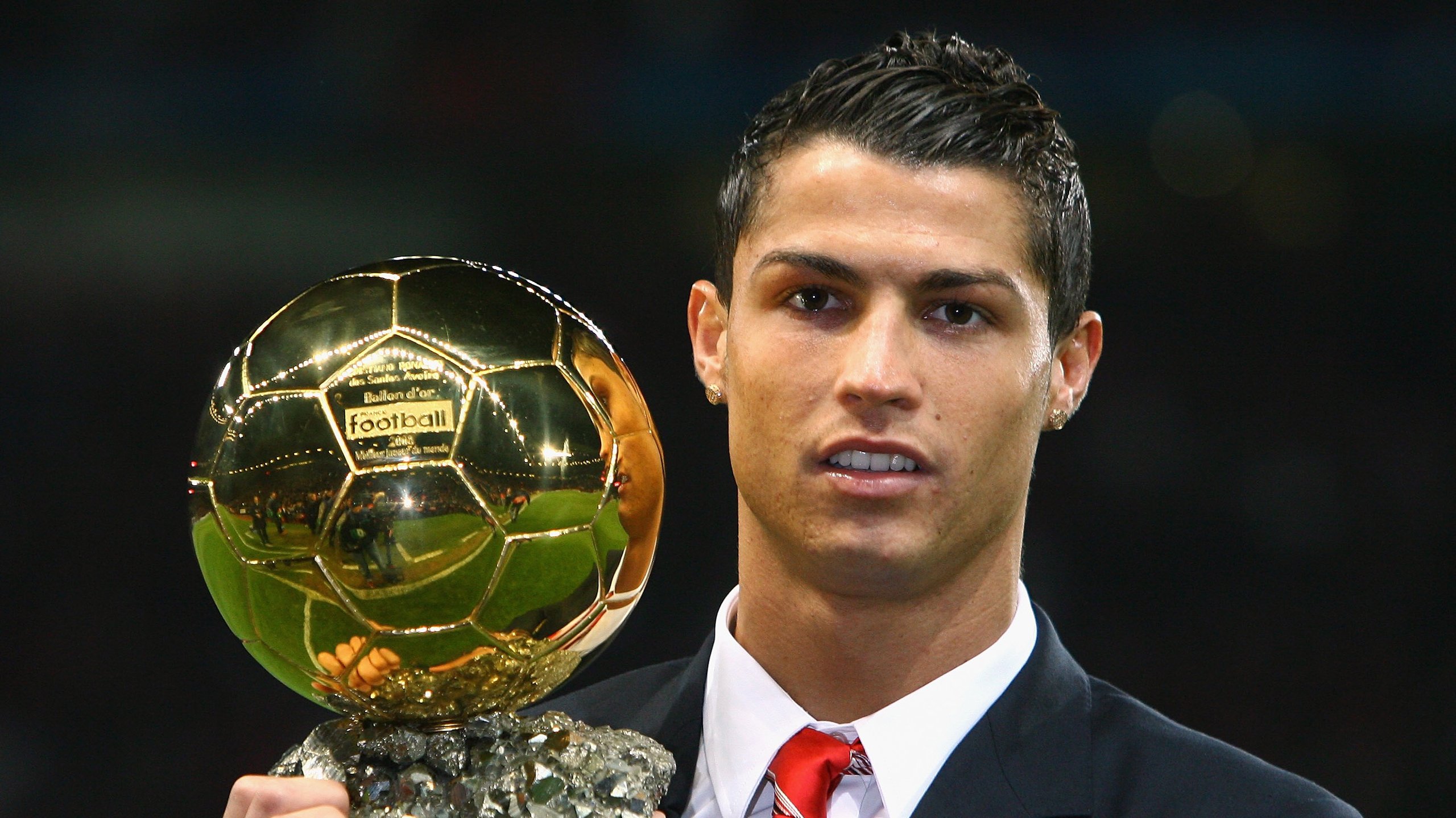 令人惊叹的“空中霸主”——头球王的巅峰表现，头球之王